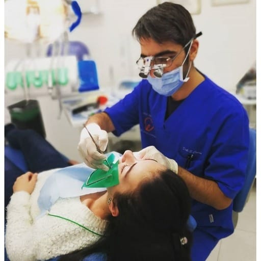 Stefano Cuccia Dentista SCDent con paziente